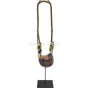 Schelpenketting op voet #2